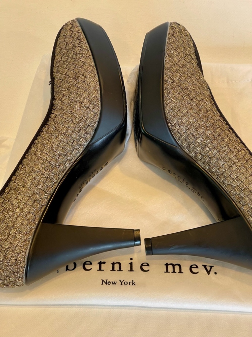 NIB BERNIE MEV NEW YORK LEGEND 4”PUMP WITH MEMORY FOAM FOOTBED SIZE EU40 US9 - Picture 4 of 8